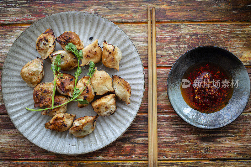 中式早餐:煎饺子和番茄鸡蛋汤