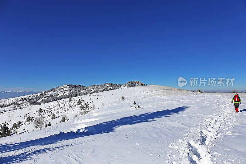 波斯尼亚和黑塞哥维那白雪皑皑的Bjelasnica山上的徒步旅行者