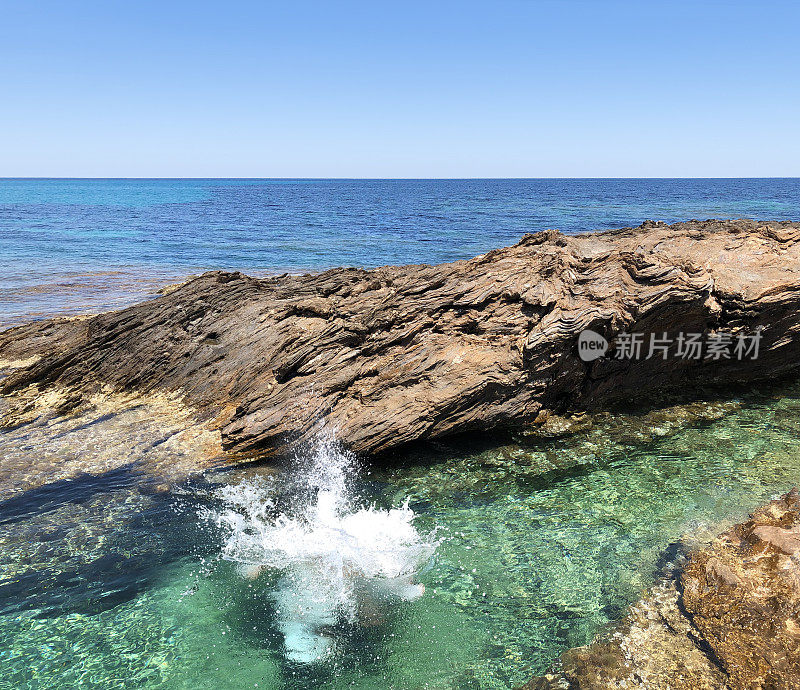 潜入地中海的蓝绿色海水中