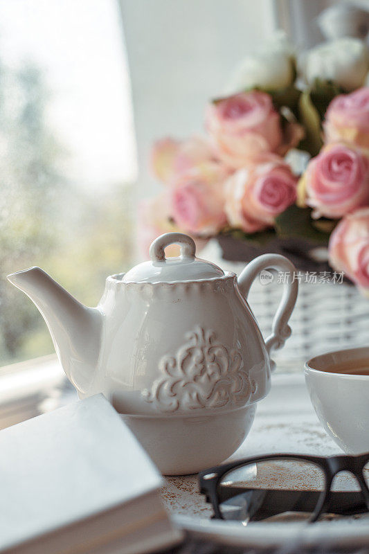 窗边优雅的白色茶壶