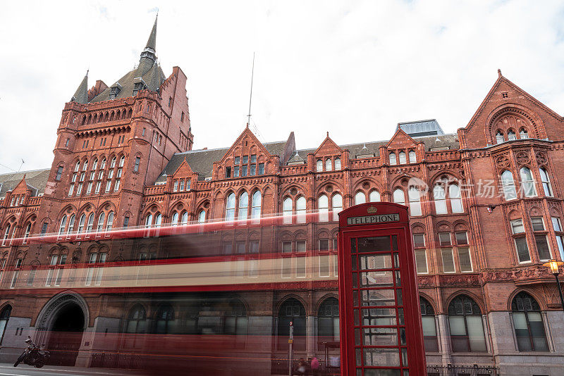 伦敦红色双层巴士和电话亭的白天曝光照片
