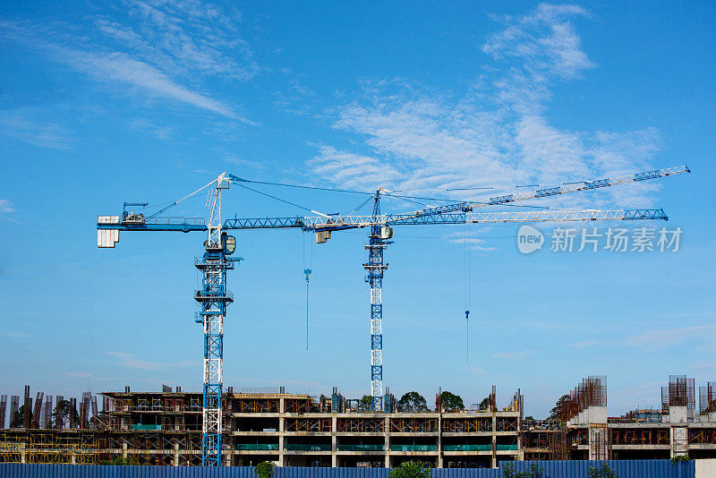 工业建筑起重机，建筑蓝天