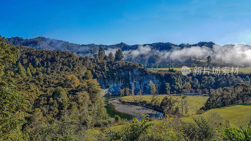 在新西兰Raetihi的Manganui-a-te-Ao河湾，雾蒙蒙的早晨