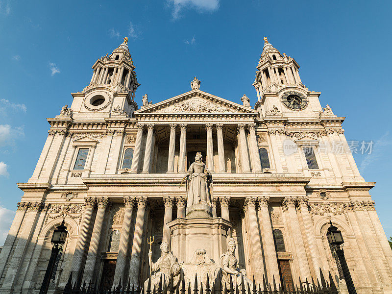 英国伦敦圣保罗大教堂的低角度视图