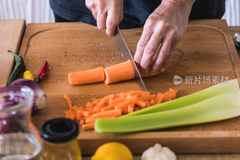 厨师用锋利的刀切根菜，特写