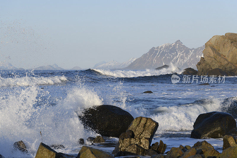 罗浮敦群岛的海浪拍打着Austvagoy海岸