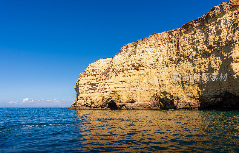 葡萄牙卡沃埃罗附近戏剧性的阿尔加维悬崖和洞穴