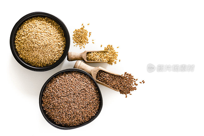 健康饮食:白色背景下的金色和棕色亚麻籽