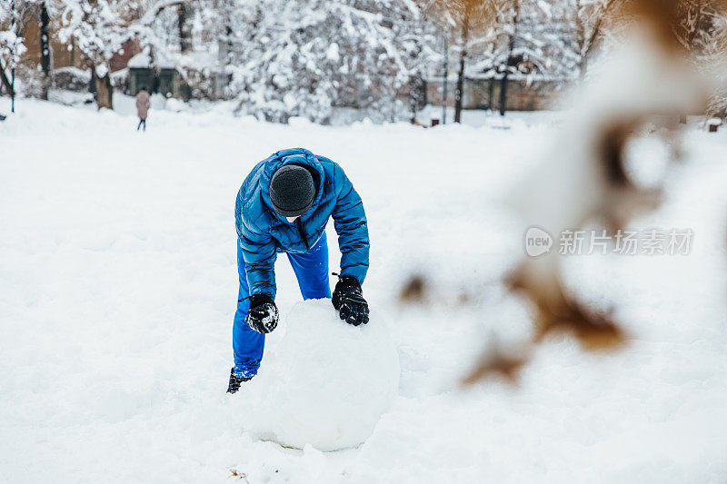 男孩堆雪人