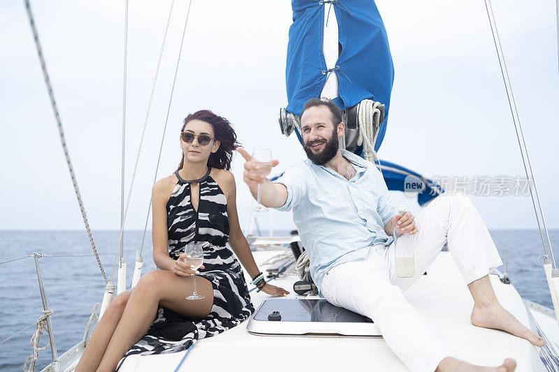 情侣们乘坐游艇，享受浪漫之旅