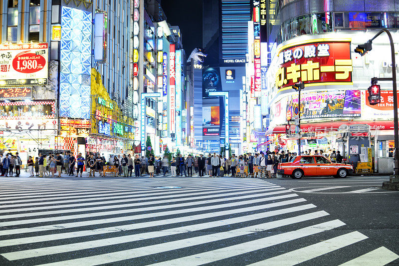 新宿区夜晚，东京，日本