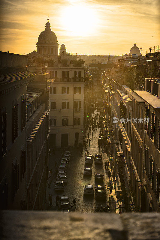 日落时的罗马城市景观，穹顶和天际线:意大利最好的