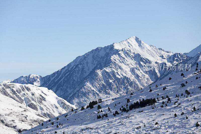 波尔塔(Pyrenees-Orientales)的雪山