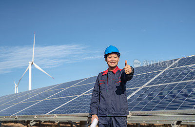 太阳能发电厂工程师正在检查