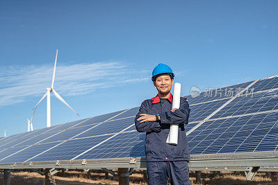 太阳能发电厂工程师正在检查