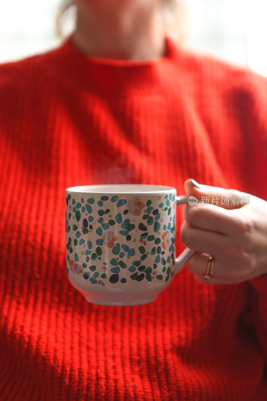 女人手里拿着茶杯