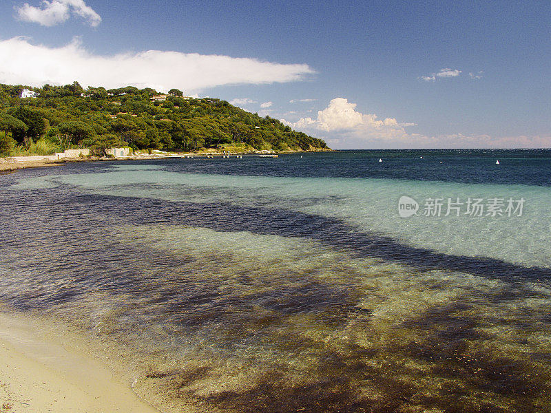 圣特罗佩瓦尔普罗旺斯海岸南部法国-世界著名的旅游胜地和度假胜地在一个温暖阳光明媚的夏日。大溪地海滩广场。