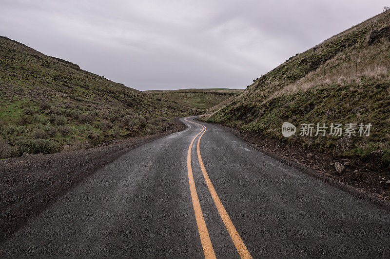 开放绿色山丘公路在俄勒冈州