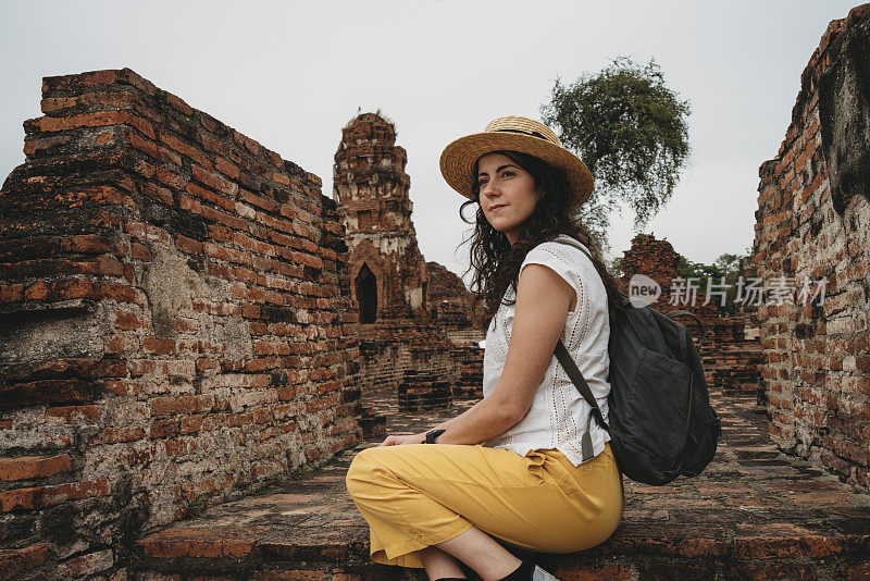 一名年轻女子在泰国大城府探索一座寺庙