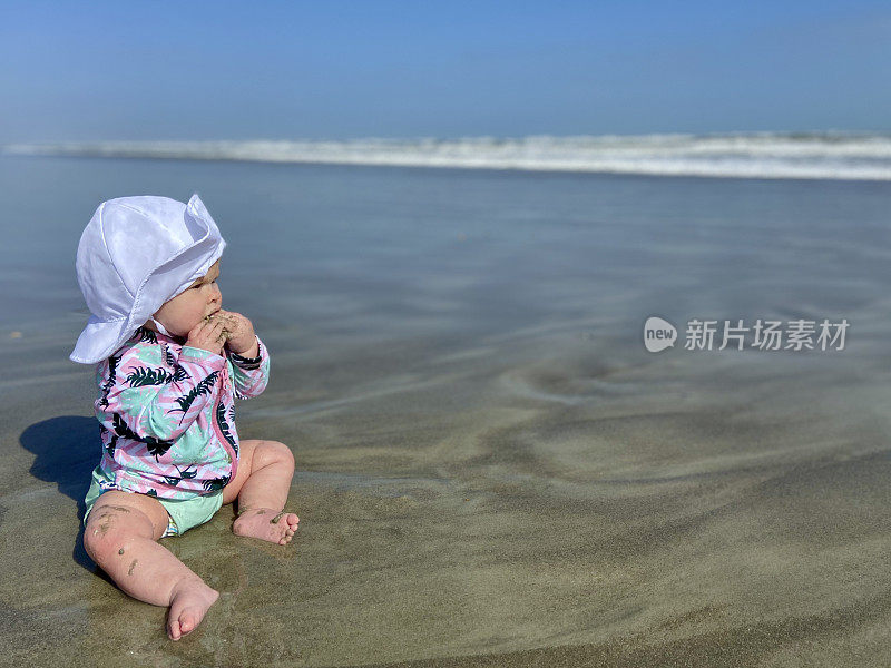 小女孩在美国佛罗里达中部的可可海滩上玩耍