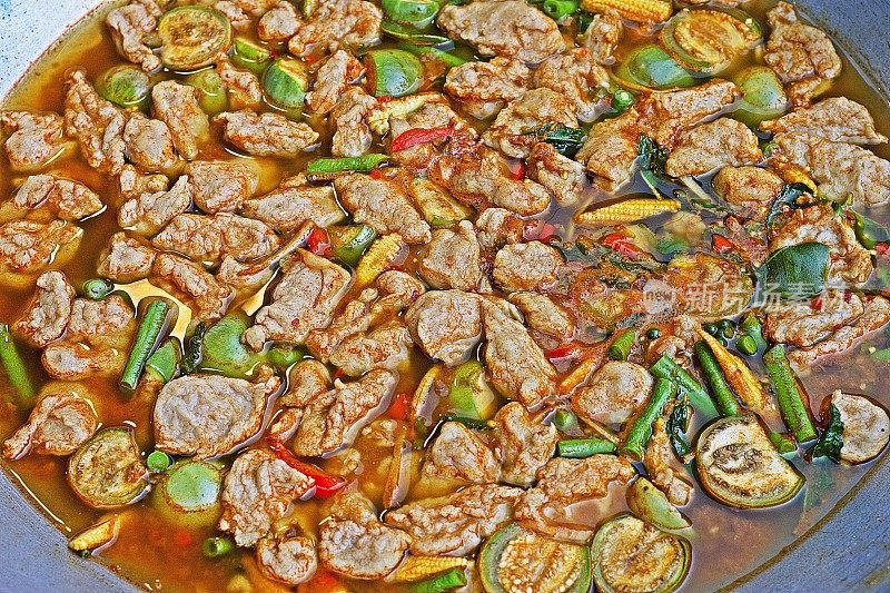 鸡辣汤——曼谷街头小吃。