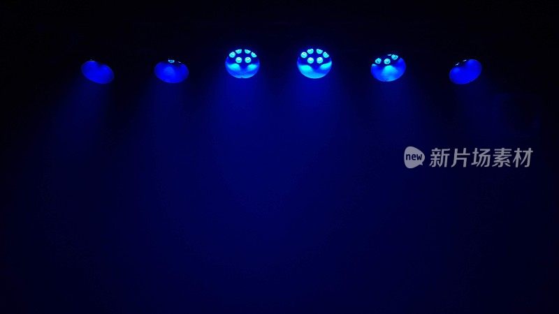 蓝色的LED灯照亮了空荡荡的舞台