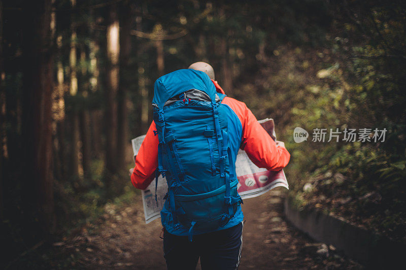 一名男子在日本森林里徒步旅行