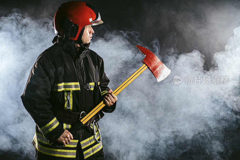 有锤子的消防员不怕危险，不怕火