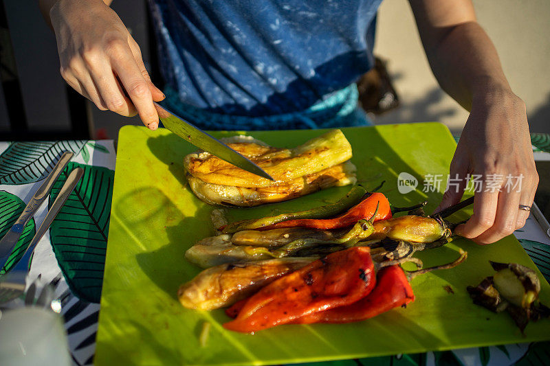 准备素食的女人