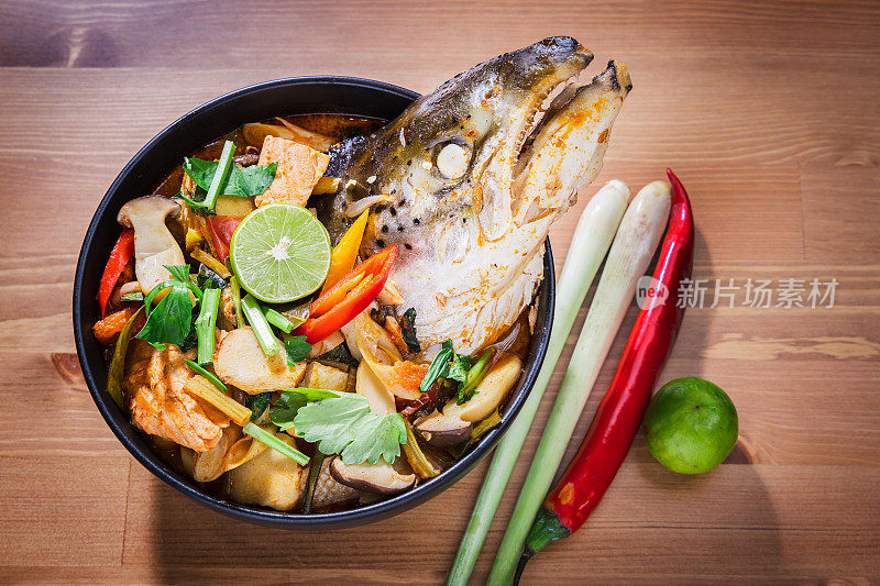 大马哈鱼头。泰国辣味汤。泰式餐厅的泰国菜:三文鱼头和香料，柠檬草，柠檬，高良姜，辣椒椰奶