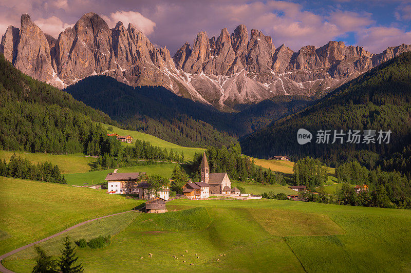 意大利阿尔卑斯山Dolomites，田园诗般的圣玛格达莱纳风景和日落教堂