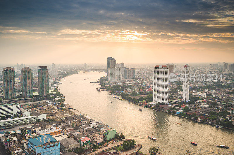 全景城市景观商业区在沙盘他信，silom，沙吞和湄南河，曼谷，泰国)从高空看高楼黄昏