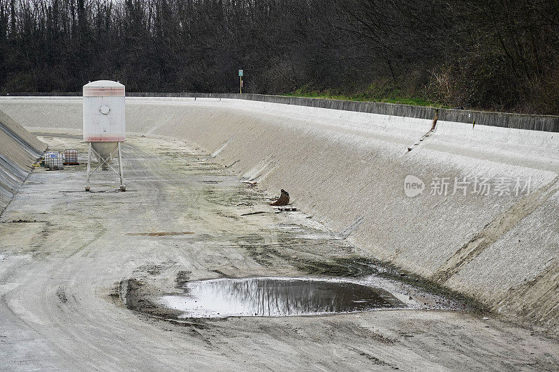 在排水渠内进行建筑工程