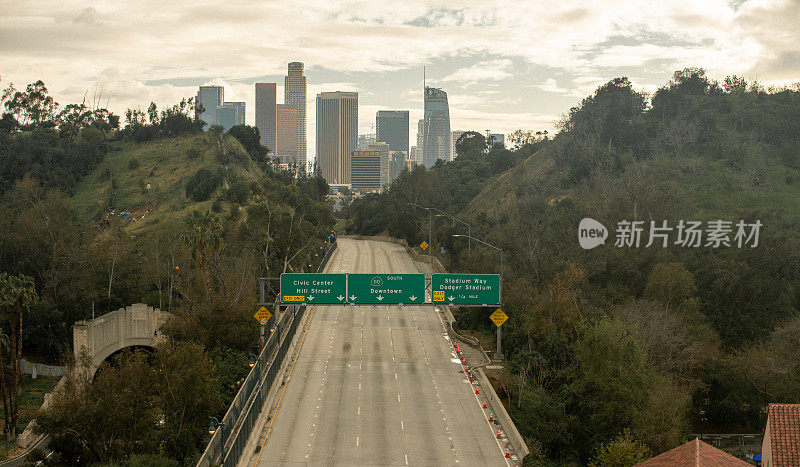 在Covid-19冠状病毒大流行期间，洛杉矶高速公路空无一人。