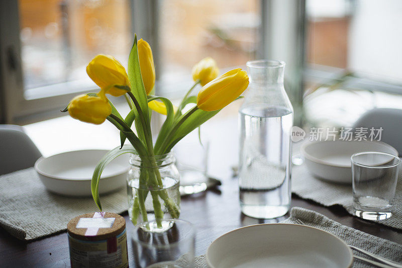 餐桌上的黄色郁金香