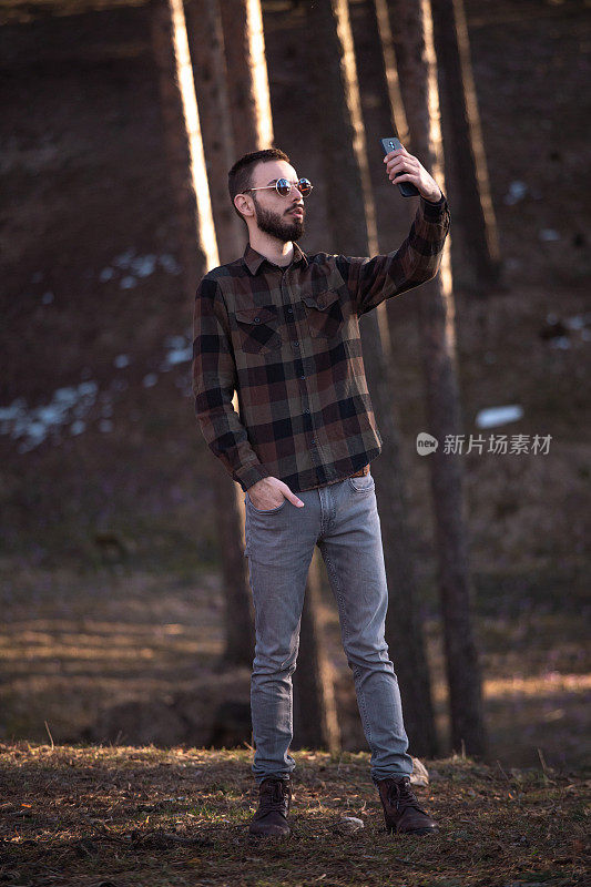 在森林里摆姿势的男人