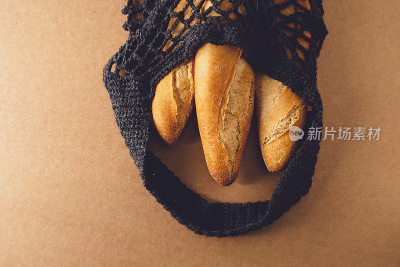 新鲜法棍面包的可重复使用袋。