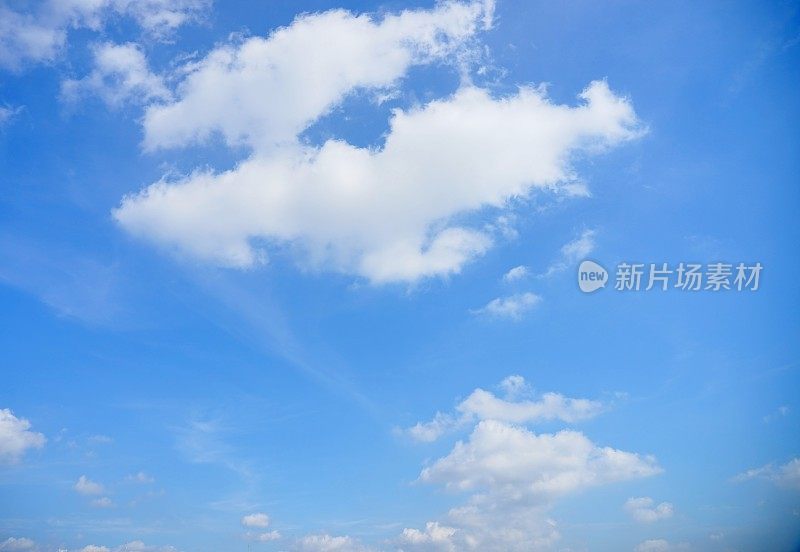 夏日蔚蓝的天空上飘着蓬松的白云