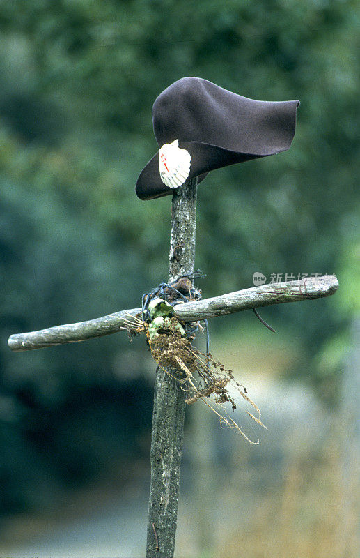 圣迪亚哥河上木制十字架上的朝圣者帽
