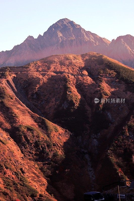 这是日本一座名山的景色。天气很好，蓝色的天空更蓝了。