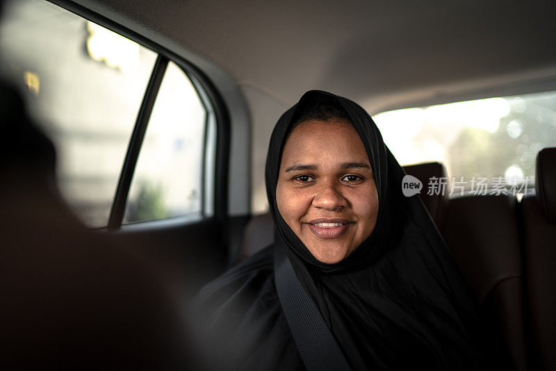 阿拉伯中东妇女在车上的肖像
