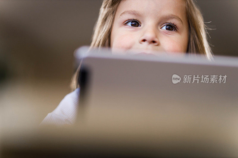 快乐的小男孩使用数码平板电脑。