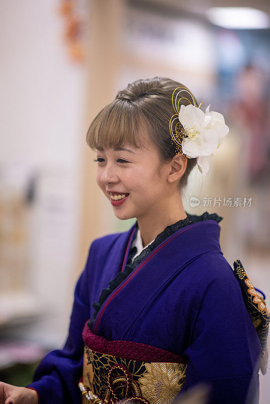 年轻女子在Furisode和服微笑