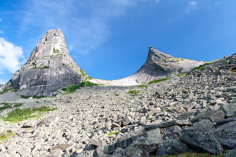 针叶林。西伯利亚。天山地景观。