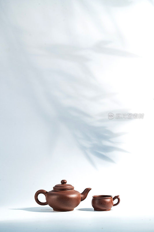竹子背景下的茶壶