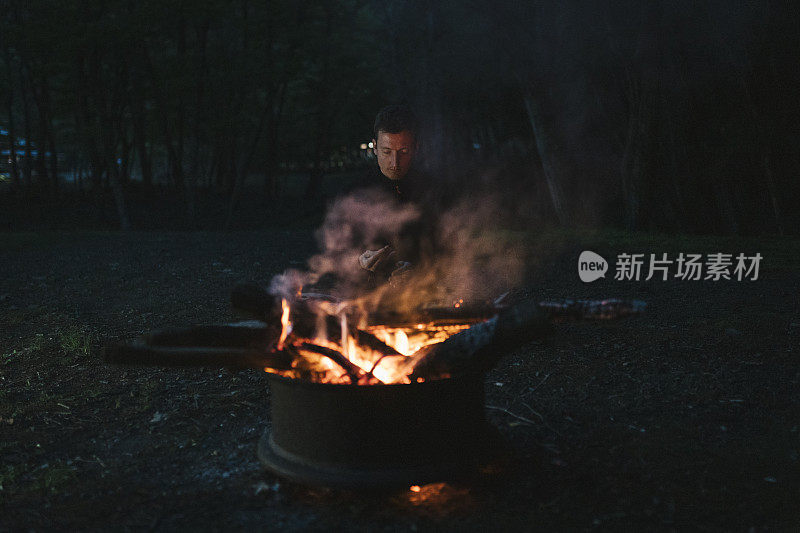 在山火前沉思的人