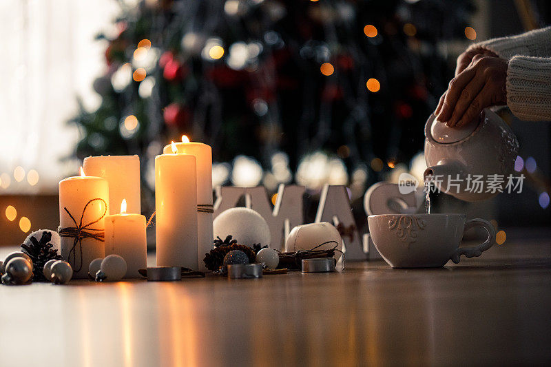 在圣诞节的一个惬意的下午给客人端茶