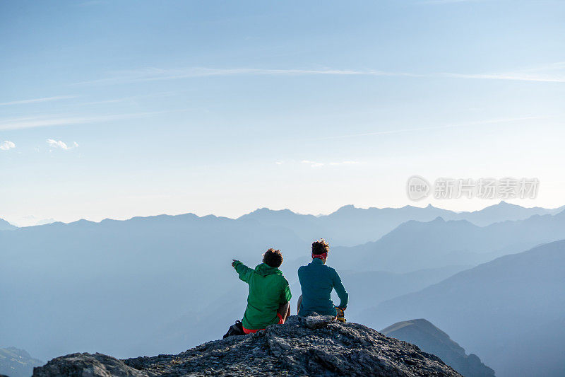 女徒步旅行者在山脊上休息