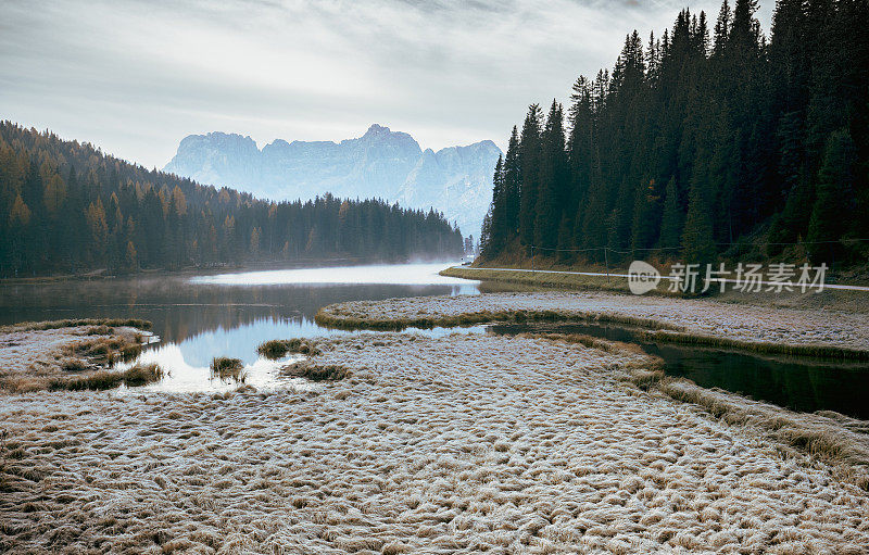 意大利Dolomites的米苏里纳湖的日出