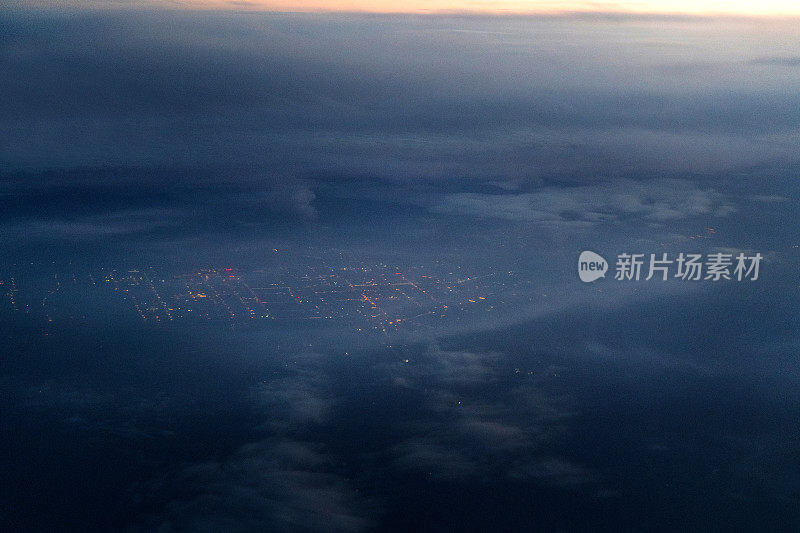 透过飞机窗户看到的城市夜景